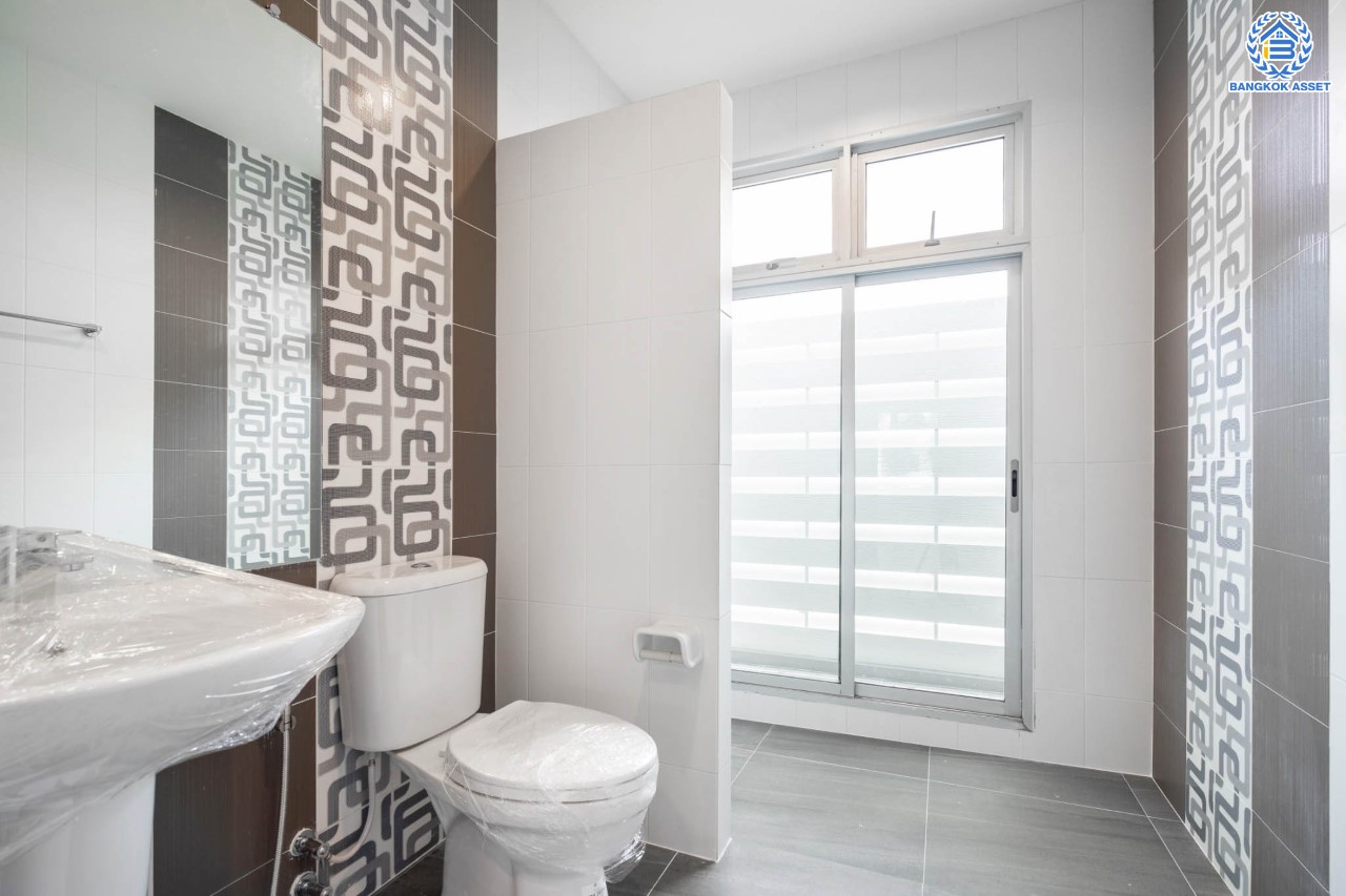 บ้านมือสองตกแต่งใหม่ ม.วิลล่าการ์เด้น3 บางกรวย-ไทรน้อย เนื้อที่ 52 ตร.ว. ฟังก์ชัน 3 ห้องนอน 3 ห้องน้ำ จอดรถได้ 2 คัน บรรยากาศเป็นส่วนตัว บนทำเลศักยภาพ ใกล้เซ็นทรัลเวสต์เกต เชื่อมต่อหลายเส้นทาง ถ.รัตนาธิเบศร์, ถ.กาญจนาภิเษก และราชพฤกษ์ และรถไฟฟ้า "สถานีบางพลู"